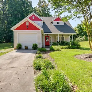 Holiday home About 9 Mi To Bank Of America Stadium!, Charlotte